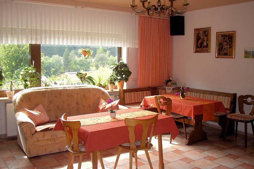 Ganze Wohnung, Doppelzimmer mit Balkon (Etagendusche/Wc) - Gästehaus Grau in Egloffstein, Frankenalb