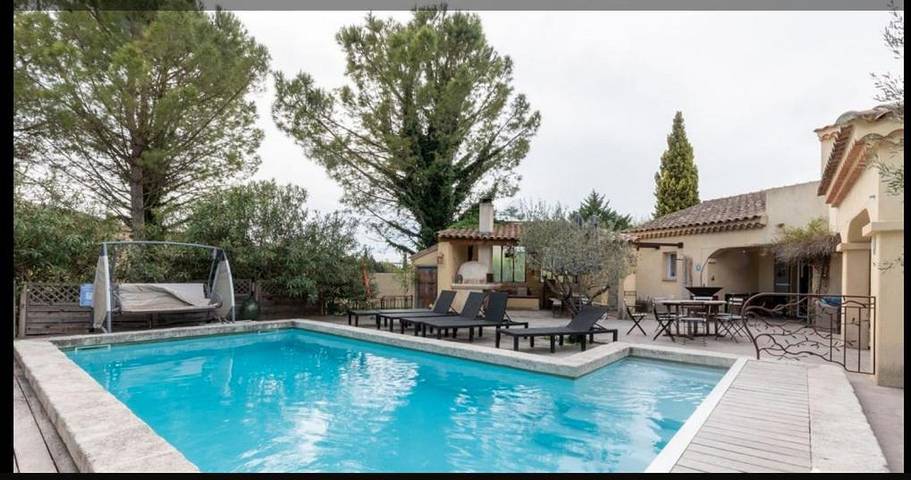 Location de vacances pour 16 personnes, avec piscine et sauna ainsi que jardin et vue, animaux acceptés à Althen-des-Paluds - 3