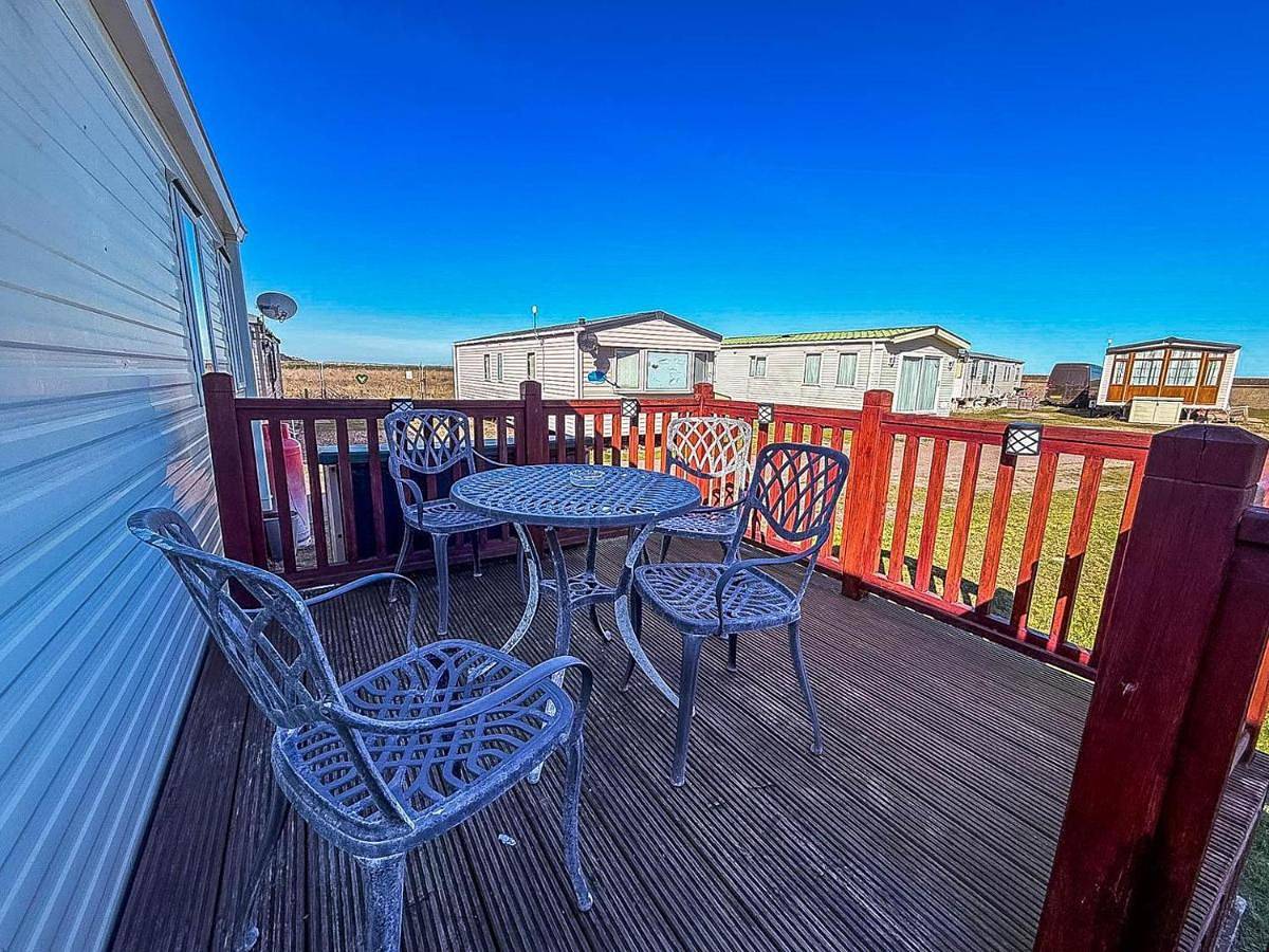 Great 6 Berth Caravan With Decking By The Beach In Suffolk Ref 40023Nd in Lowestoft, Sunrise Coast