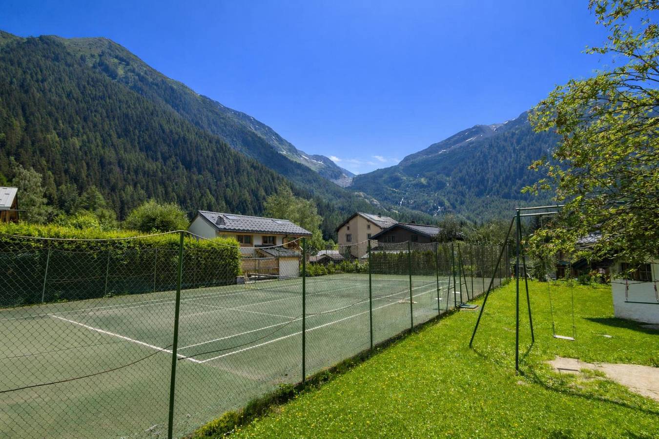Entire apartment, Résidence le Chardonnet D Studio w/Shared Pool & panoramic views in Argentière, Chamonix-Mont-Blanc