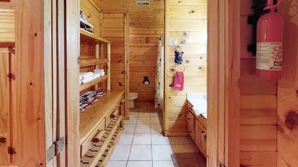 Log Cabin for 12 Guests in Sevier County, Picture 4