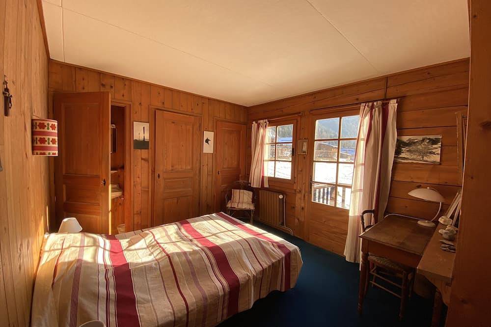Pretty Savoyard wooden chalet, 5 minutes from the village center, south-facing terrace in Les Contamines-Montjoie, Pays du Mont-Blanc