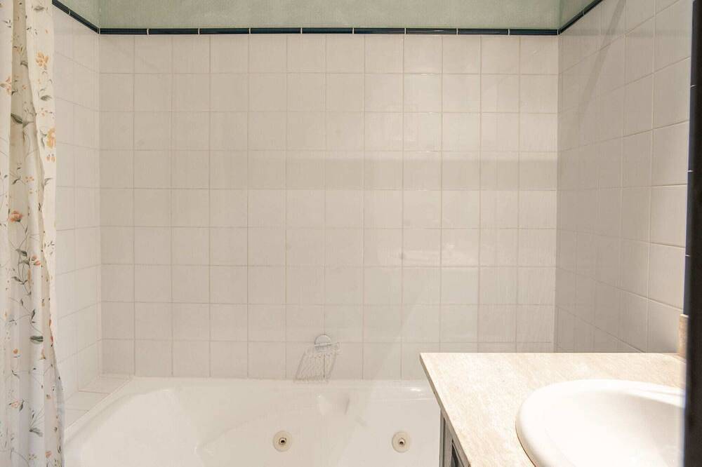 Entire apartment, Studio in Montbrun Castle with Pool in Montbrun-les-Bains, Nyons region