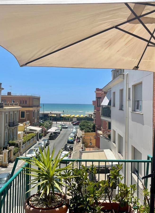Apartament wakacyjny dla 2 osób, z widok i taras w Lido di Ostia