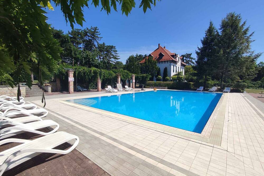 Ganze Wohnung, Ferienwohnung mit Pool und Klimaanlage am Wasser in Balatonudvari, Balatonfüredi járás
