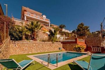 Casa rural para 10 personas, con jardín y balcón, Se admiten mascotas en Santa Susana