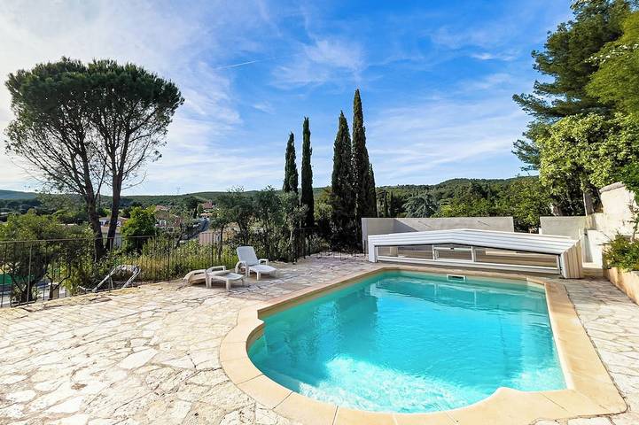Appartement de vacances pour 4 personnes, avec terrasse ainsi que jardin et piscine
