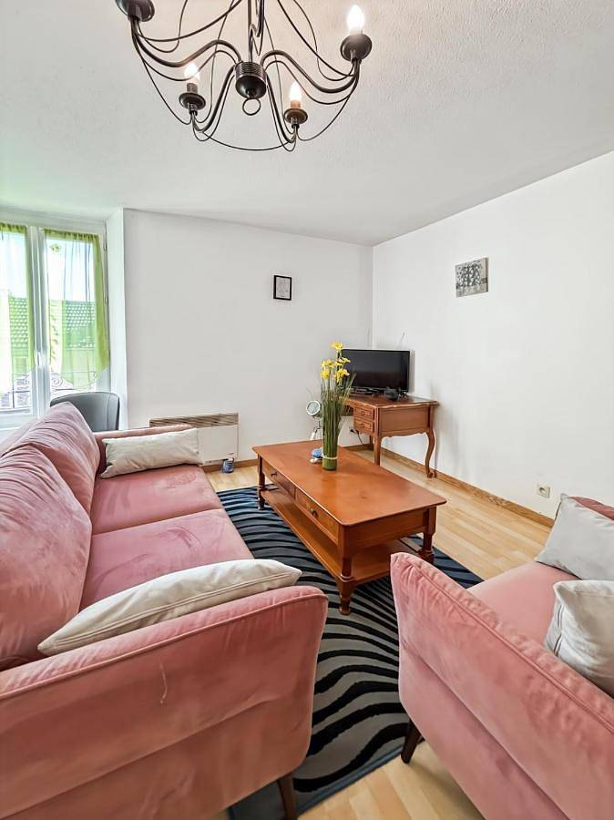 Appartement entier, Appart chaleureux - Village médiéval - Cantal in Laroquebrou, Région d'Aurillac