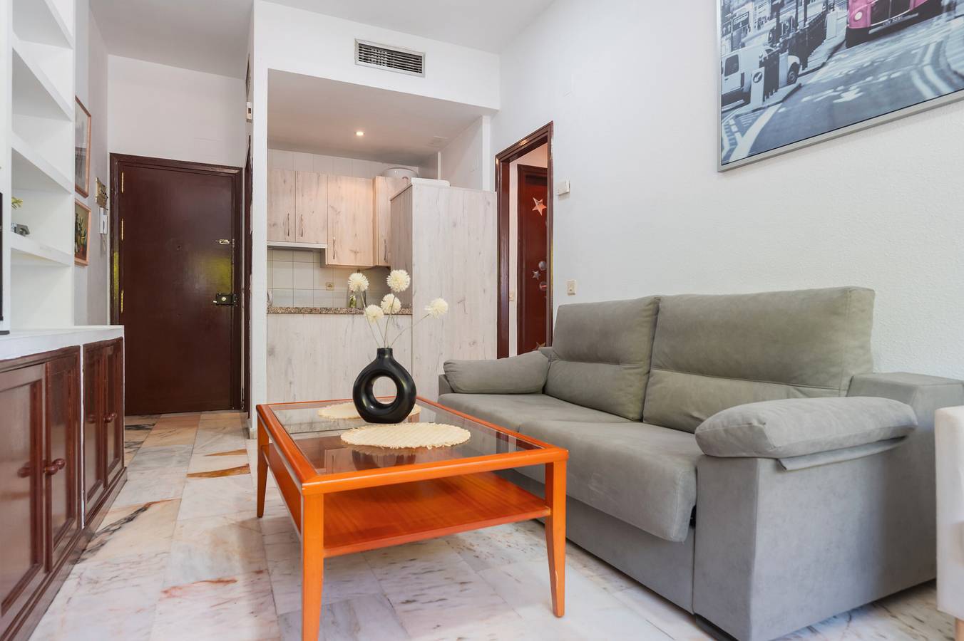 Entire apartment, Apartment 'Palacio De Congresos' with Shared Pool, Wi-Fi and Air Conditioning in Este-Alcosa-Torreblanca, Sevilla