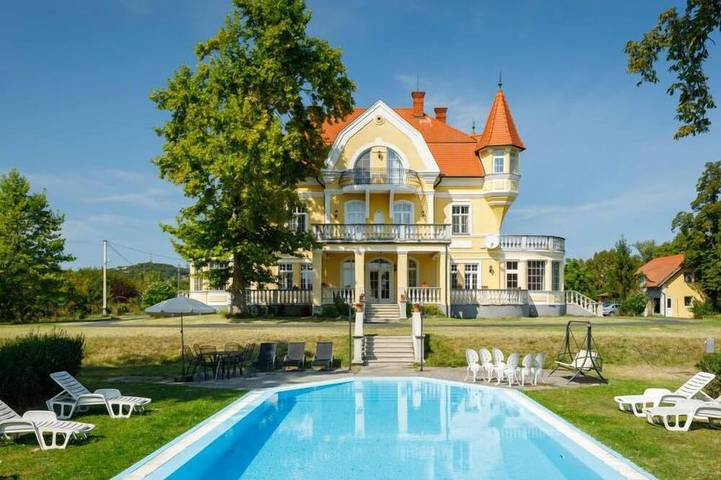 Ferienhaus für 26 Personen, mit Pool und Garten