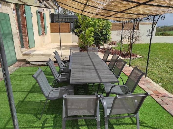 Gîte pour 12 personnes, avec terrasse ainsi que piscine et jardin à Montournais - 4