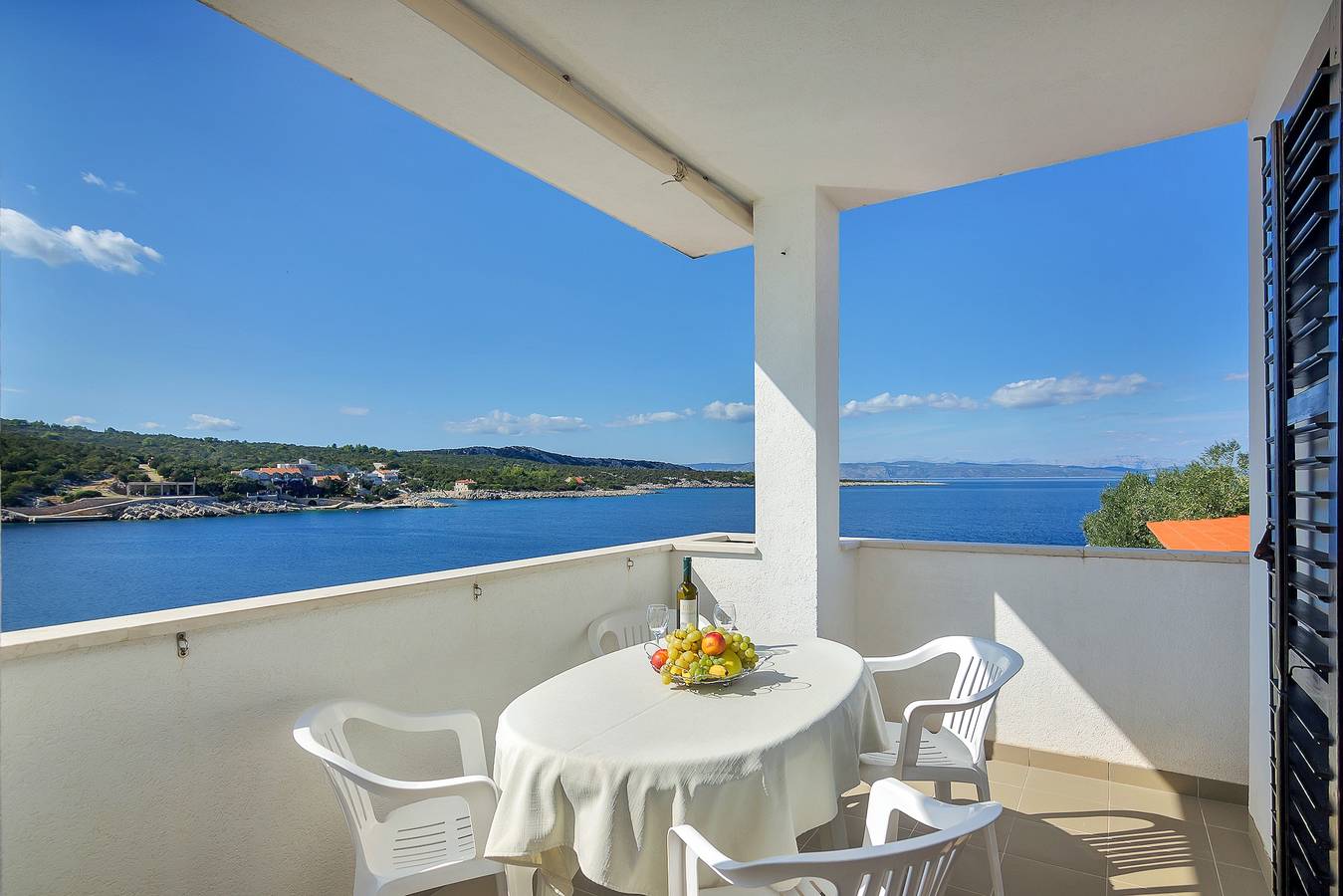 Ganze Wohnung, 3-Zimmer-Ferienwohnung am Strand Bucht Pokrivenik, Hvar A-5231-a in Gdinj, Hvar