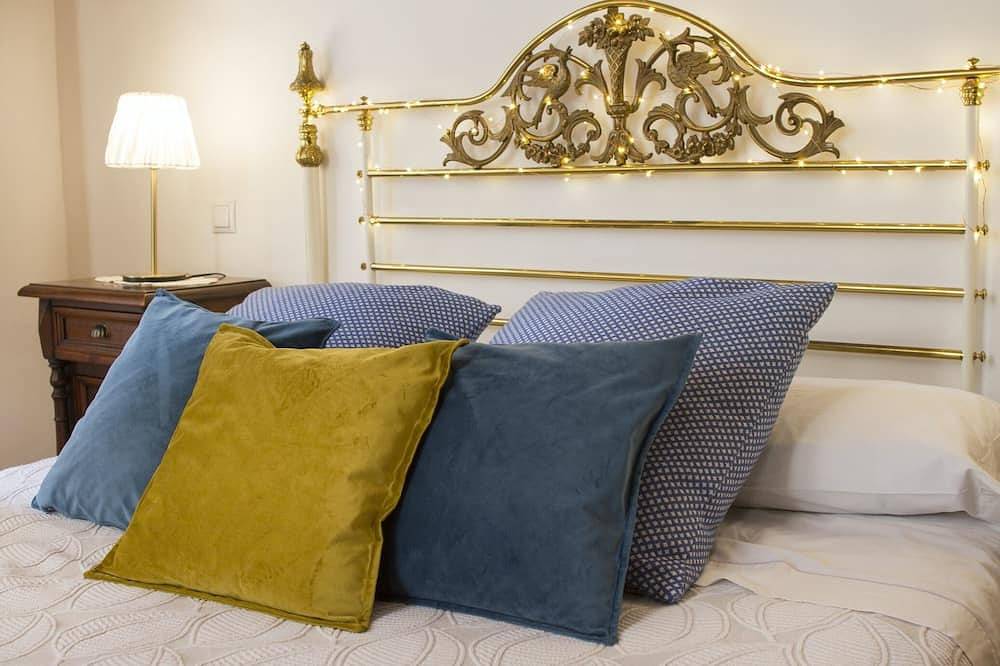 Entire apartment, Classic Old Town Mester Apartments Vlc, central A/C and high speed wifi. in Valencia City Centre, Valencia