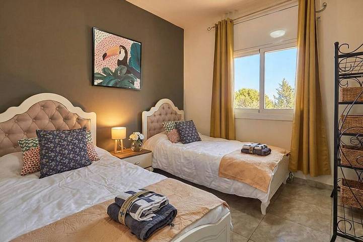 Villa Sitges Sol  15 minutes drive from Sitges. A/C. Xxl swimming pool. 12 p. in Sitges, Garraf