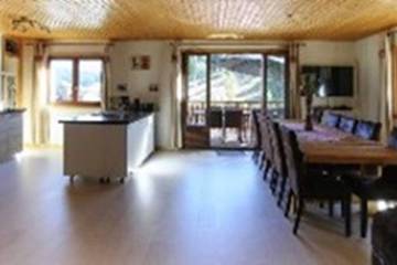Gîte pour 7 personnes, avec piscine ainsi que balcon et jardin à Les Moussières
