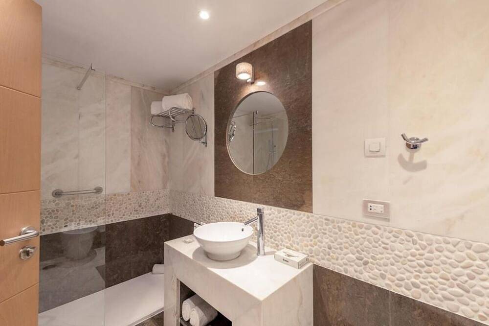 Charming Oceanfront Retreat w/ Balcony Views of Sesimbra’s Shores in Praia da Califórnia, Sesimbra