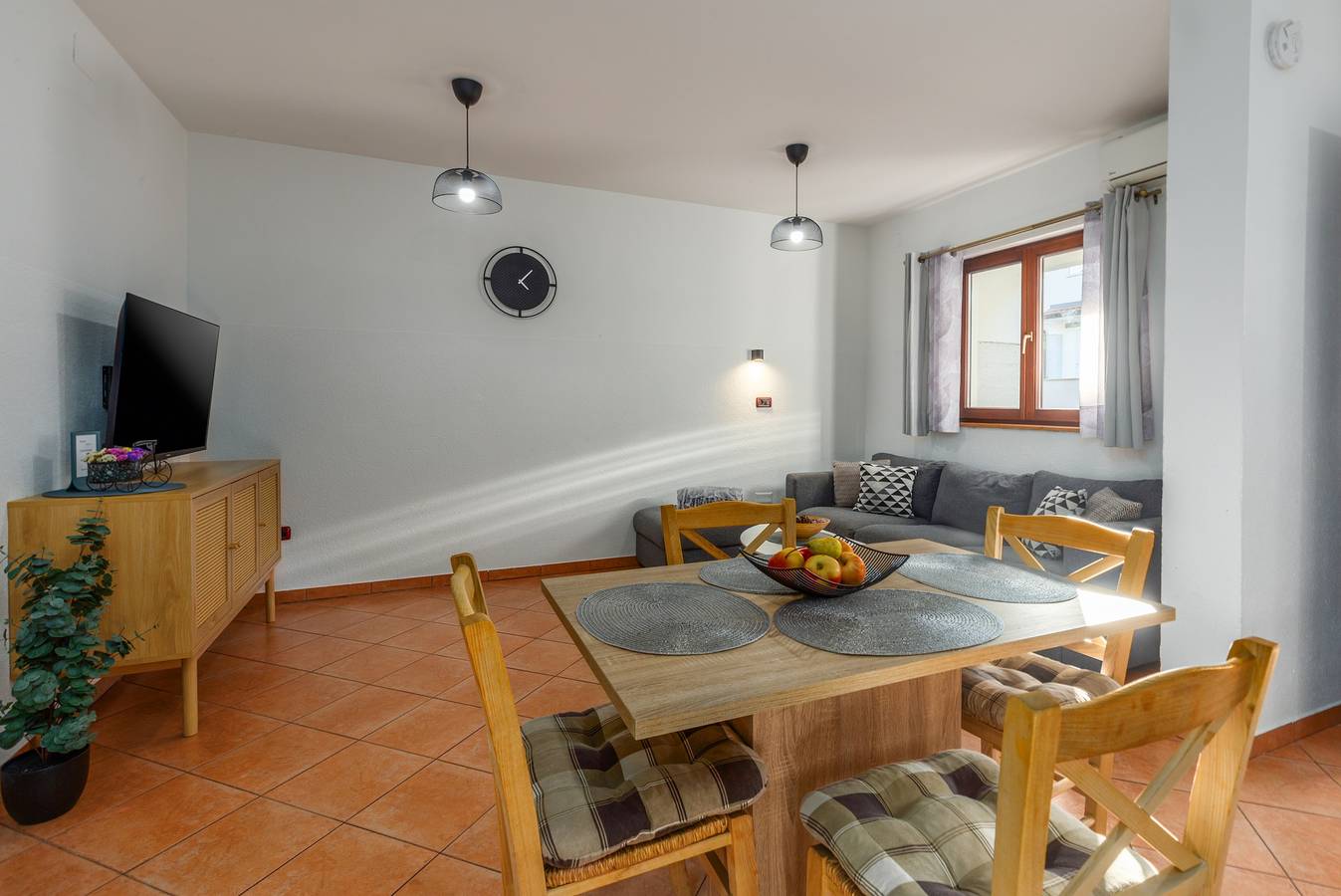 Ganze Wohnung, 2-Zimmer-Ferienwohnung mit Terrasse Basanija, Umag A-21418-c in Umag, Umag und Umgebung
