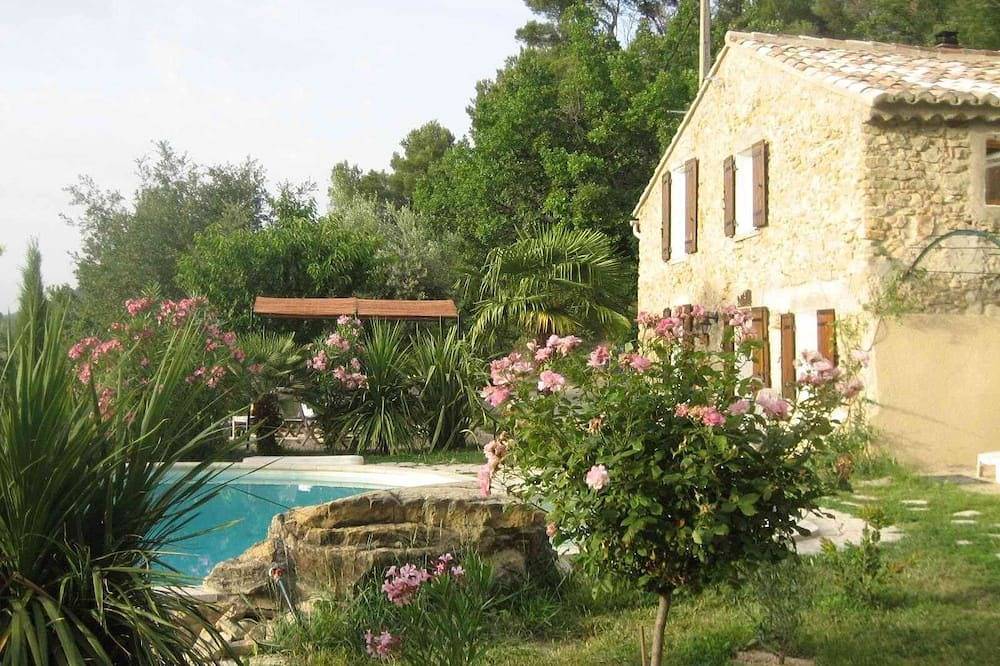 Natursteinhaus in malerischer Aussichtslage im Naturschutzgebiet der Dentelles in Sablet, Vaucluse