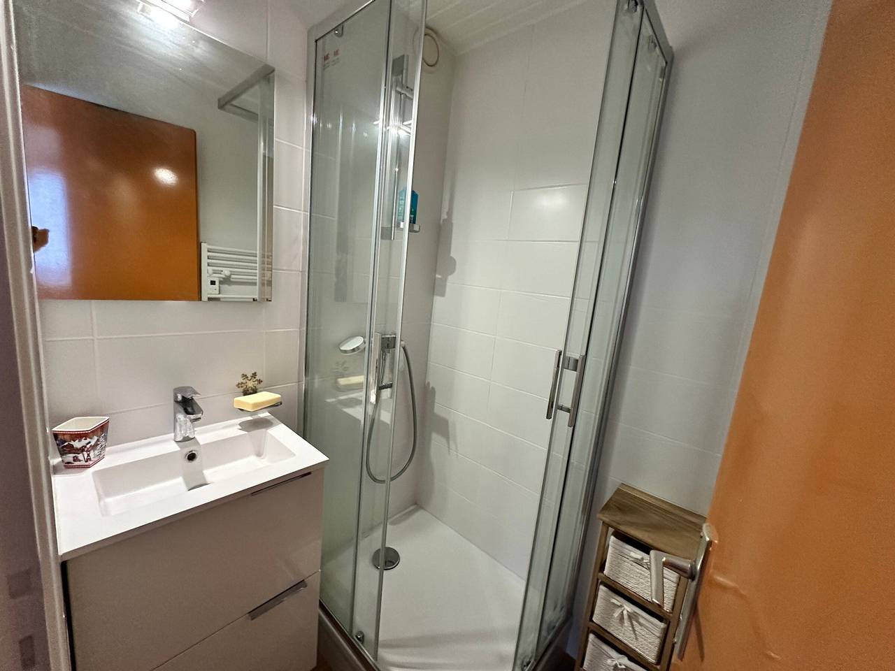 Apartamento entero, Agradable apartamento 4 pers. con balcón, Wifi y sábanas incluidas in Lanslevillard, Región de Saint-Jean-de-Maurienne