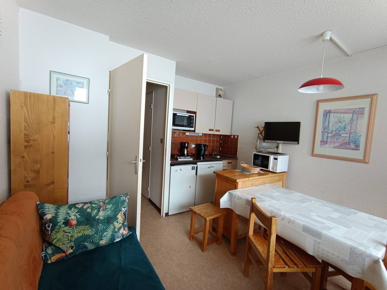 Entire apartment, 4-person apartment, non-renovated - Slope view, pets allowed in Montgenèvre, Briançon region
