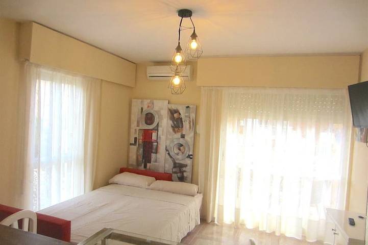 Apartamento entero, Piso luminoso+ aire acondicionado+jardín y piscina in Benalmádena Costa, Benalmádena