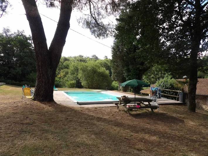 Location de vacances pour 20 personnes, avec piscine ainsi que terrasse et vue sur le lac dans Razès