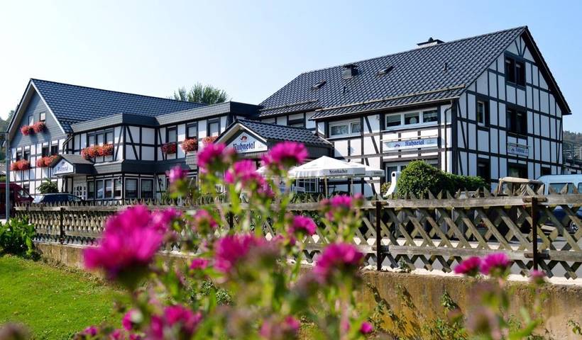 Hotel, mit Terrasse und Garten sowie Pool und Sauna
