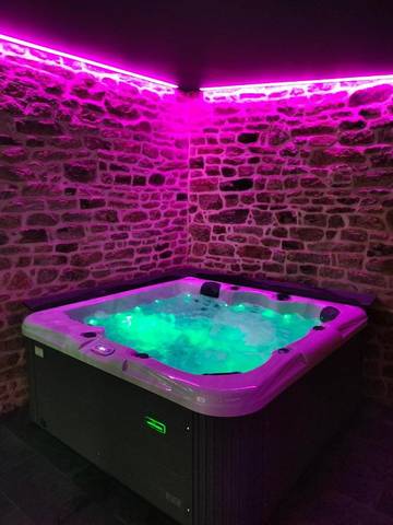 Gîte pour 4 personnes, avec jardin ainsi que jacuzzi et sauna à Trédion
