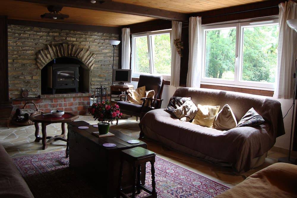 Private cottage with it's own fishing & pet friendly! in Civray, Vienne