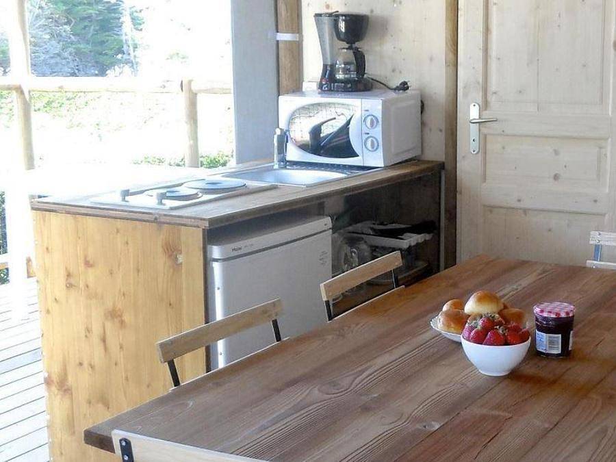 Flower Camping Les Paludiers - Tente en toile et en bois 4 personnes - Cabane Lodge sur pilotis Standard 34m² (2 chambres) dont terrasse couverte 11m² in Batz-sur-Mer, Côte d'Amour