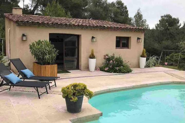 Location de vacances pour 2 personnes, avec Terrasse et Jardin ainsi que Piscine et Vue à Rognes