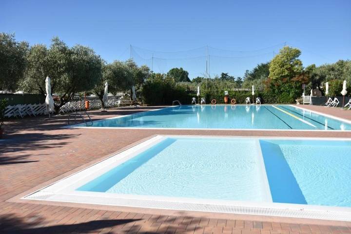 Wohnwagen für 4 Personen, mit Whirlpool und Garten sowie Kinderpool und Pool am Gardasee