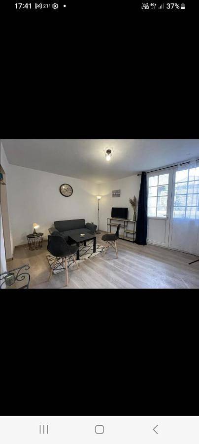 Appartement entier, One-Bedroom Apartment in Tavel, Région de Nîmes