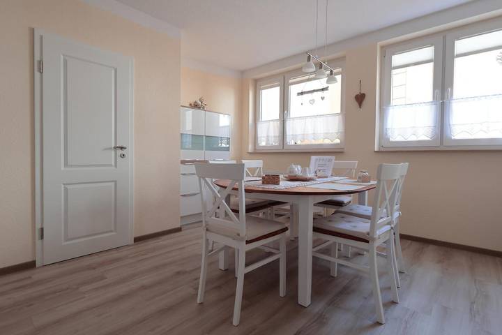 Ganze Wohnung, Apartment „Fritsch“ mit gemeinsamer Terrasse und Wlan in Plaue, Thüringer Kernland