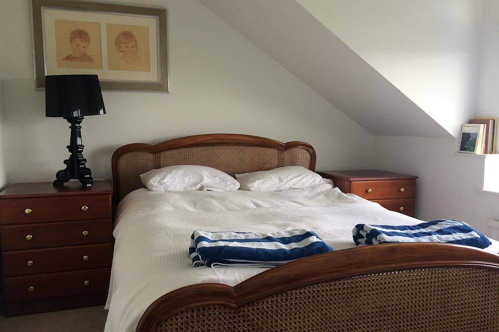Stunning sea views and sunsets 4 min from beach and surfing.  Sleeps 12 in St Minver Lowlands, Pentire Point - Widemouth