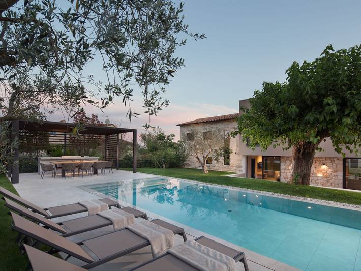 Ferienhaus für 10 Personen, mit Terrasse und Garten sowie Sauna in Porec und Umgebung