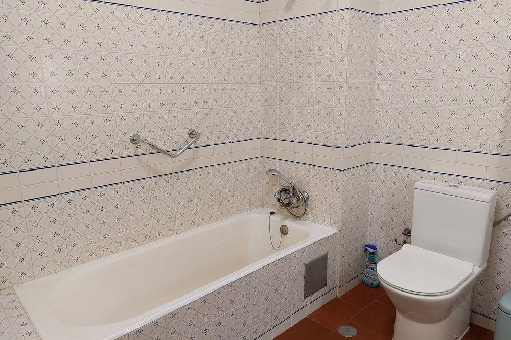 Apartamento inteiro, Apart T1 em hotel com piscina e jardim. Internet.4 pessoas, independente. Novo in Albufeira, Distrito de Faro