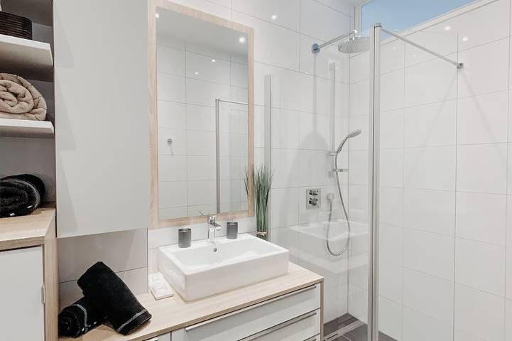 Ganze Wohnung, Penthouse-Apartment mit Seeblick und Seezugang in Ruhelage Veldens in Velden am Wörther See, Villach-Land