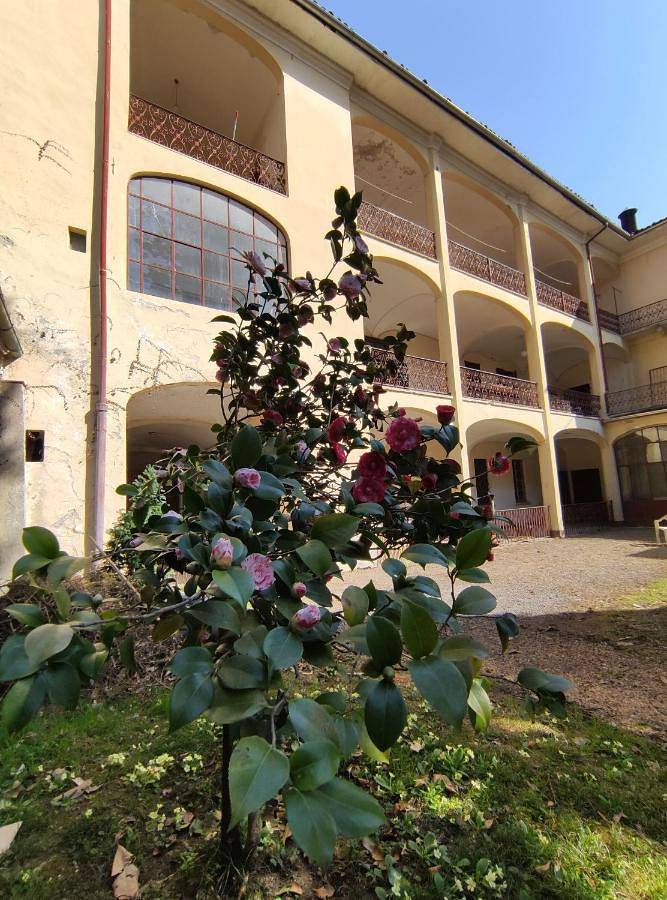 Cottage pour 10 personnes, avec jacuzzi ainsi que piscine et jardin à Valduggia