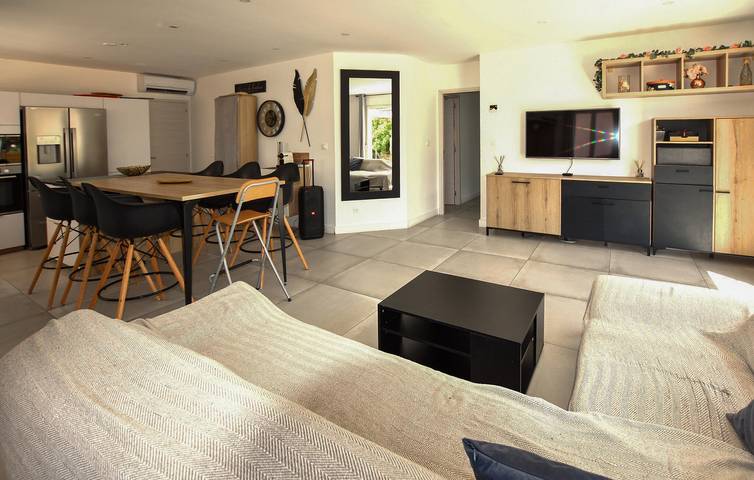 Apartamento con vistas a la montaña, piscina y wifi, a 800 m del centro de Mérindol in Mérindol, Parque natural regional del Luberon