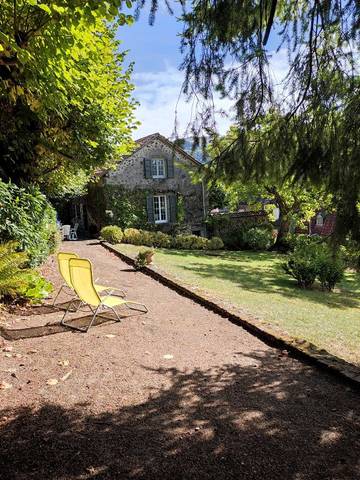 Gîte pour 4 personnes, avec terrasse et jardin, animaux acceptés dans le Cantal