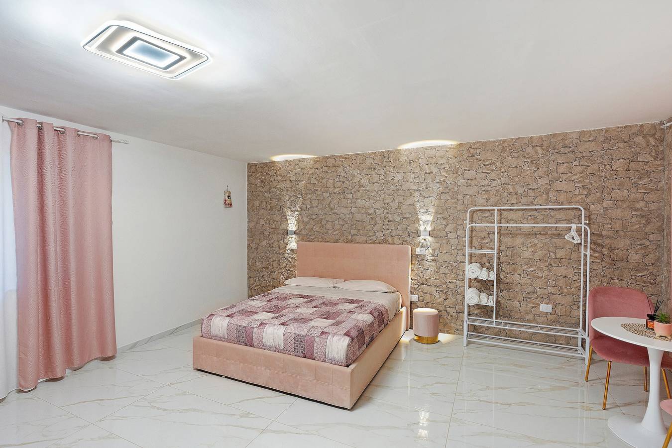 Habitación 'Tortora House Pink' con balcón, Wi-Fi y aire acondicionado in Nápoles, Provincia de Nápoles