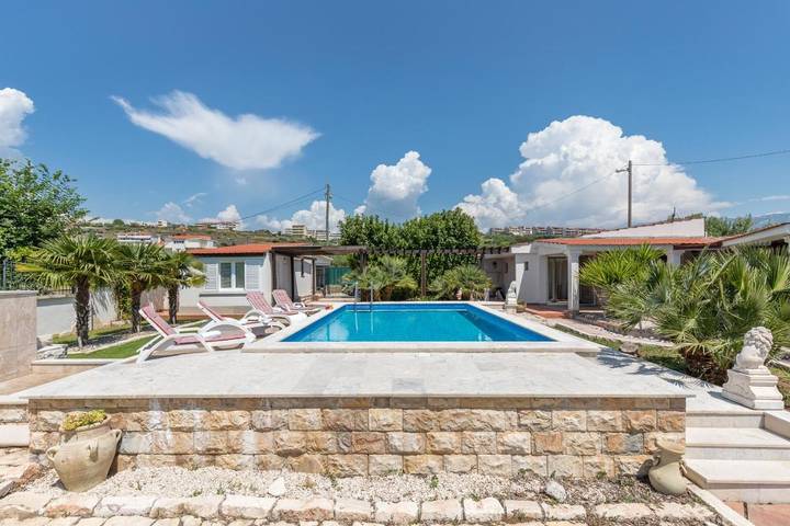 Villa pour 5 personnes, avec vue ainsi que piscine et jardin à Split - 2