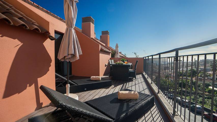 Apartamento de férias para 4 pessoas, com vista para o mar e terraço e ainda piscina no Funchal