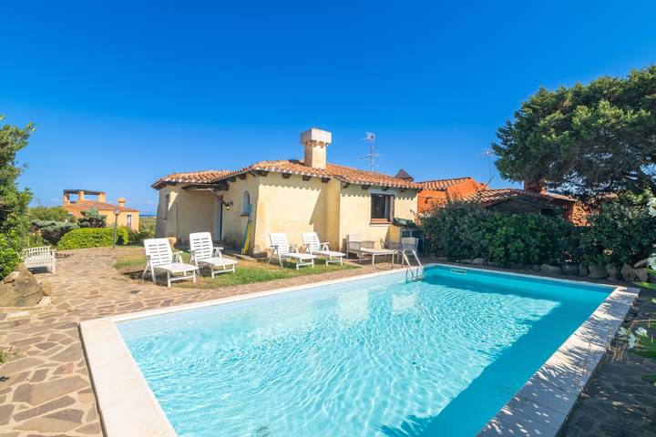 Villa für 5 Personen, mit Terrasse und Balkon/Terrasse sowie Ausblick auf Sardinien