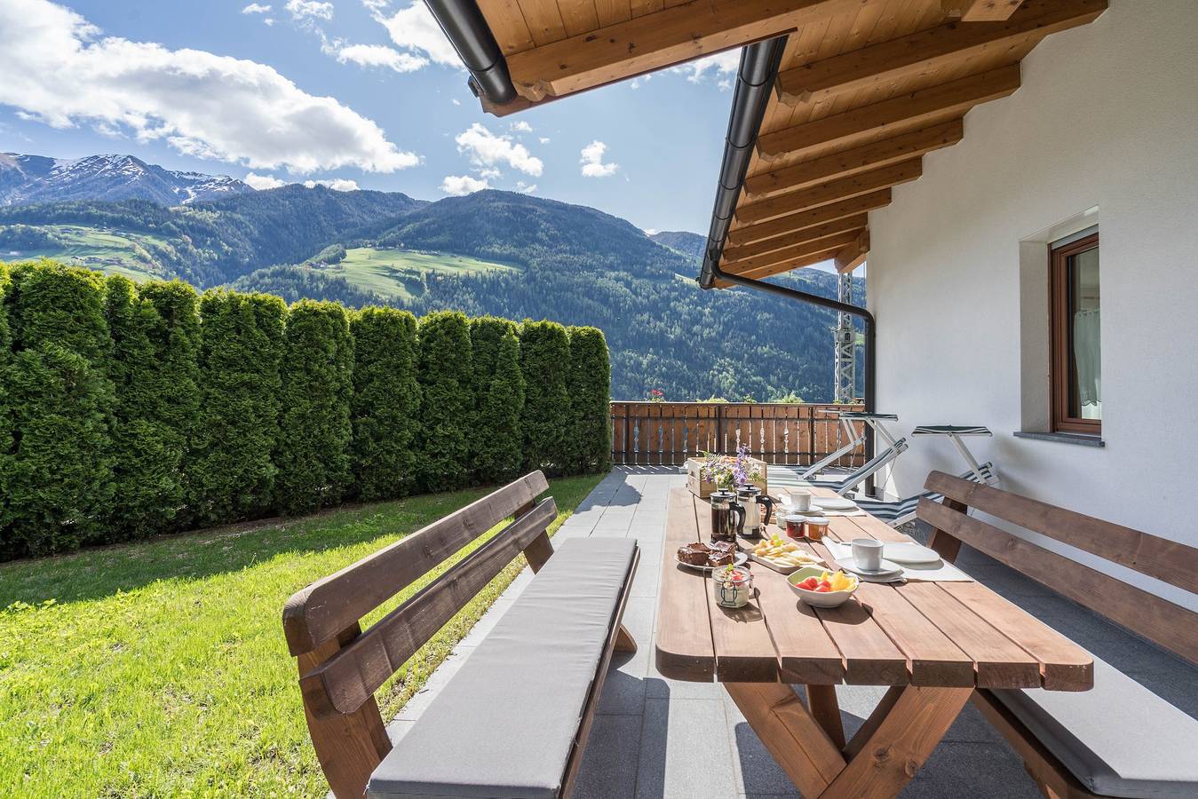 Appartamento intero, Appartamento "Pfandlerhof Rot" con vista sulle montagne, Wi-Fi, balcone e giardino in San Martino in Passiria, Val Passiria