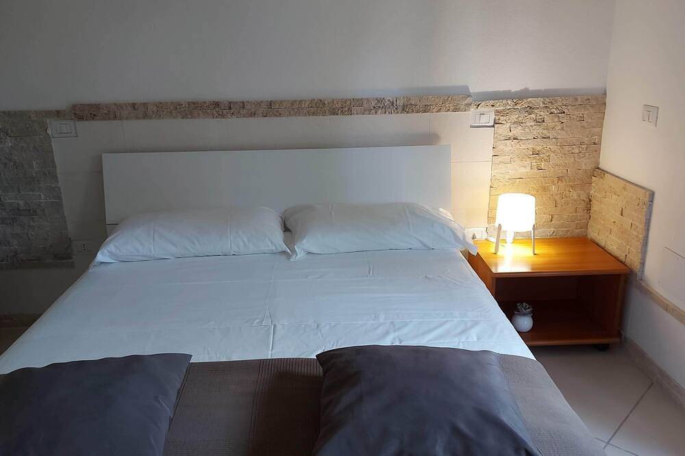 Villa Luigi: Alloggi Indipendenti in Villa con Parcheggio e Giardino in Poggio dei Pini, Capoterra