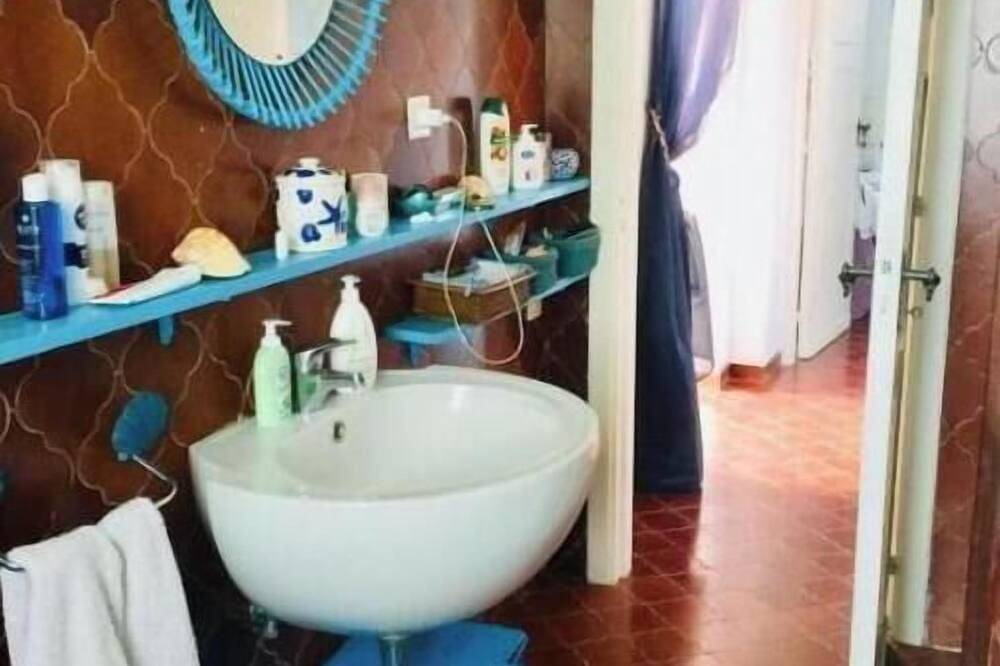 Ganze Wohnung, Spacious apartment in a villa with a fully equipped garden and a rooftop with a panoramic view in Ciraccio (Procida), Procida