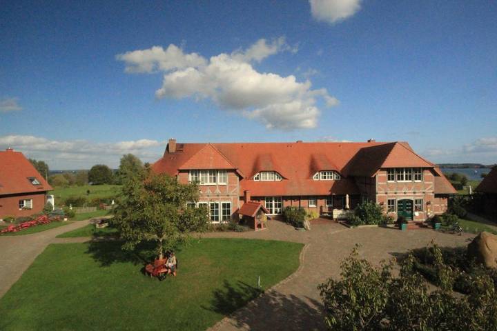 Hotel, mit Terrasse und Whirlpool sowie Garten und Pool in Ludorf