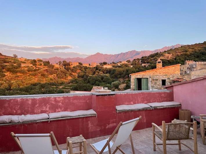 Location de vacances pour 12 personnes, avec piscine ainsi que vue et terrasse à Cateri - 2